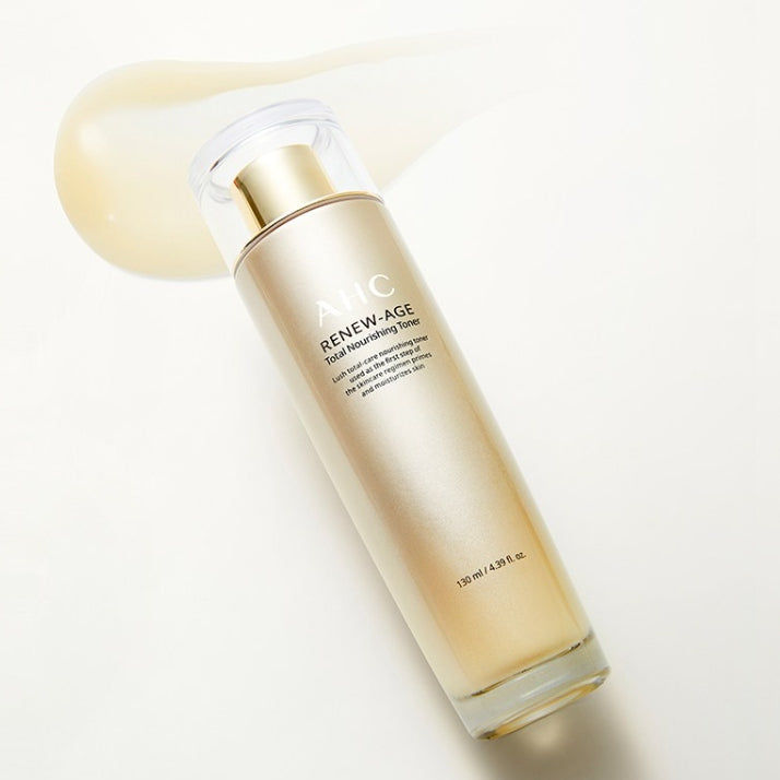 AHC Renew Age Total Nourishing Toner 130ml, flacon crème sur fond clair, goutte de liquide, visuel beauté AHC.