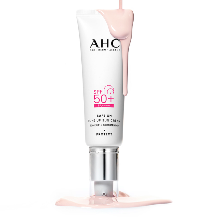 AHC Safe On Tone-Up Sunscreen 50ml, tube AHC SPF50+ sur fond blanc avec crème rose qui s’écoule, contexte visuel produit
