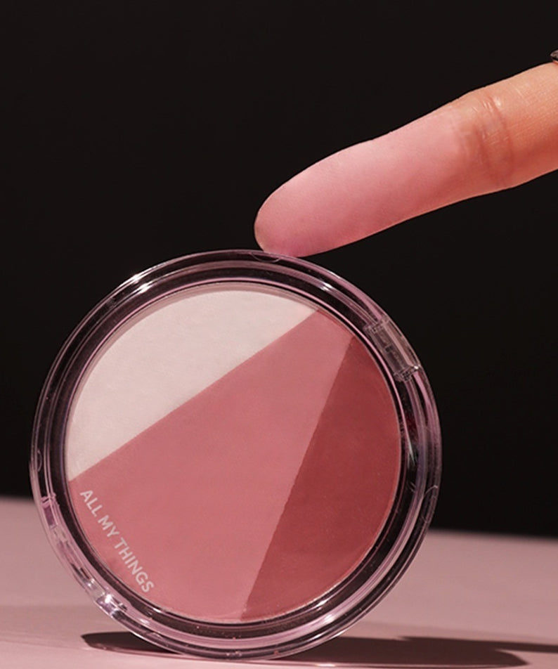 ALL MY THING Aurora Blusher en gros plan avec un doigt pointant. Parfait pour un éclat lumineux et naturel.