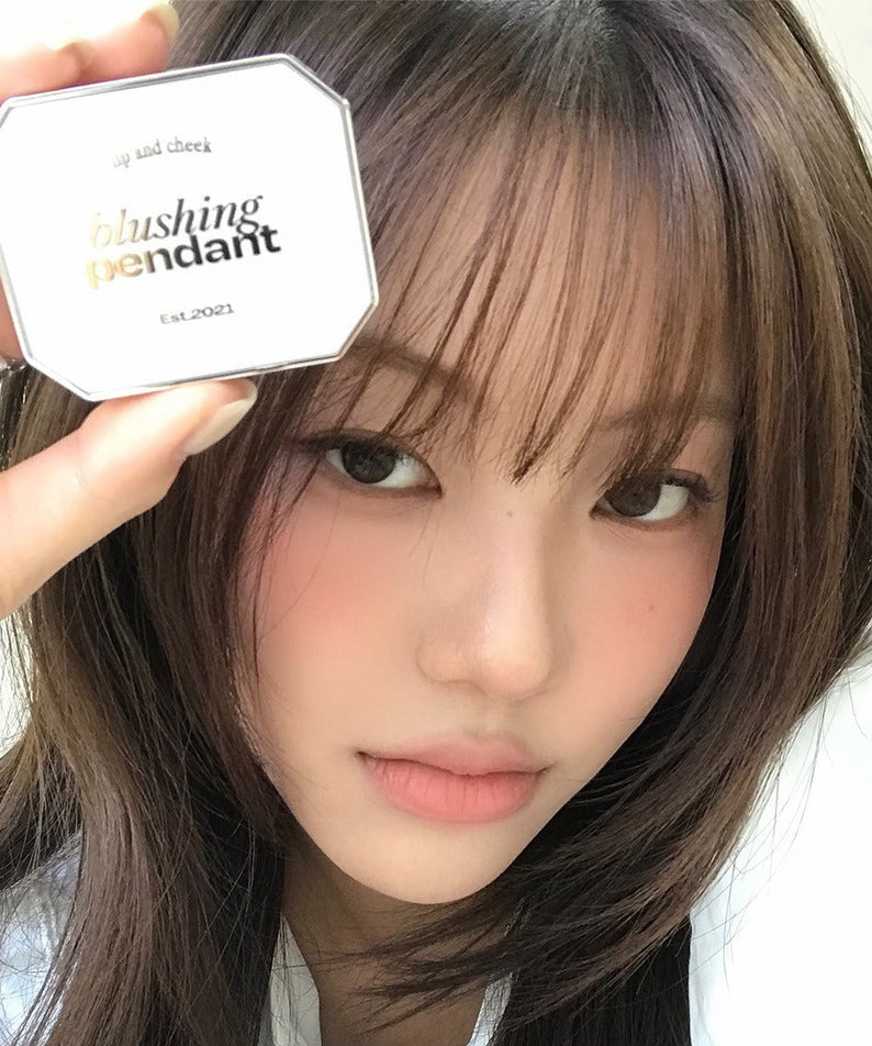 ALTERNATIVE STEREO Blushing Pendant Lip & Cheek, marque sur packaging, portrait visage maquillage rose, éclairage naturel