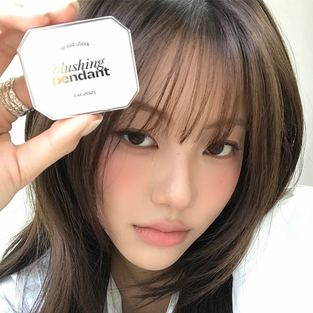 ALTERNATIVE STEREO Blushing Pendant Lip & Cheek, marque sur packaging, portrait visage maquillage rose, éclairage naturel