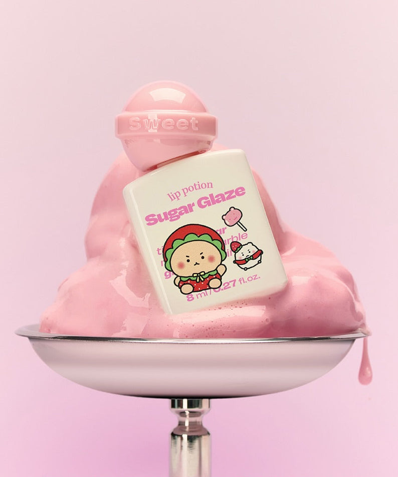 ALTERNATIVE STEREO Lip Potion Sugar Glaze Tint 8ml sur présentoir, contexte pastel rose bonbon, pot produit maquillage.