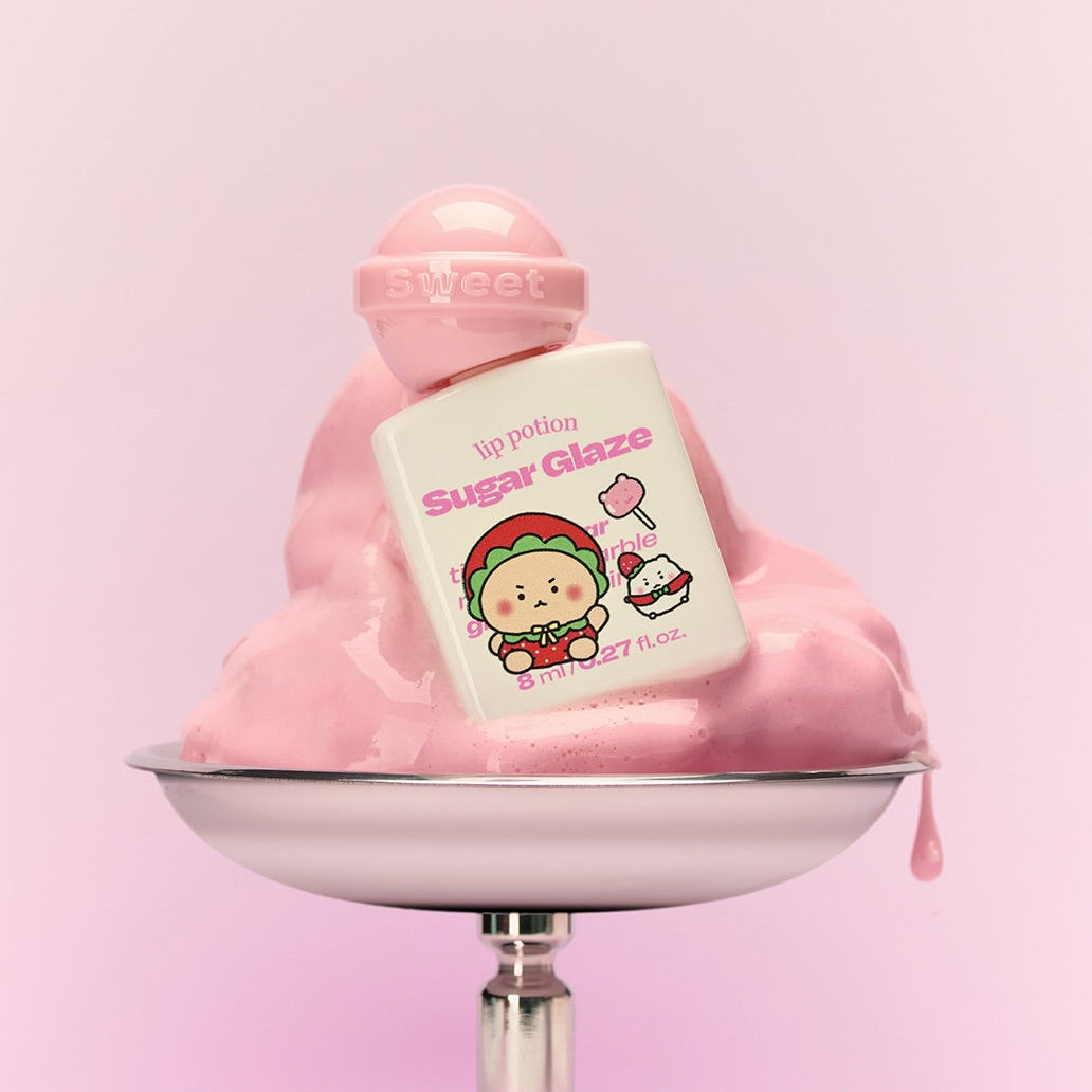 ALTERNATIVE STEREO Lip Potion Sugar Glaze Tint 8ml sur présentoir, contexte pastel rose bonbon, pot produit maquillage.