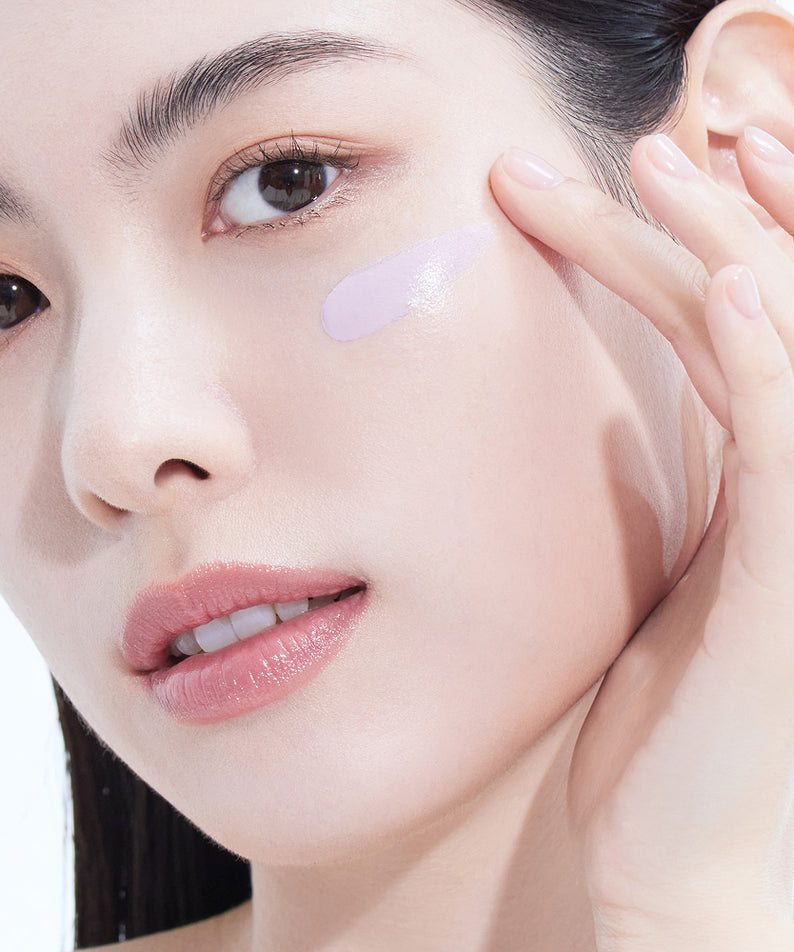 AMELI Complement Series Bora Filter 50ml, sérum visage, femme appliquant un gel violet, soin beauté en gros plan.