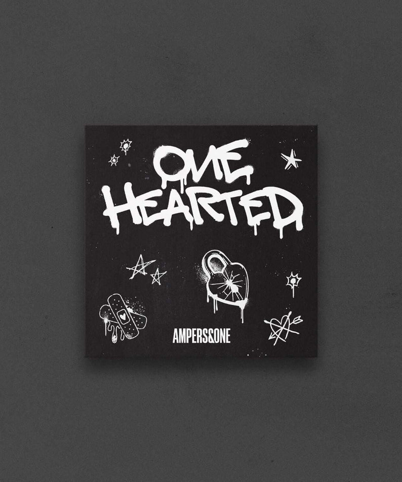 AMPERS&ONE - 2nd Album [ONE HEARTED] (Postcard ver.) - Album Kpop, couverture noire avec illustration ONE HEARTED, marque AMPERS&ONE