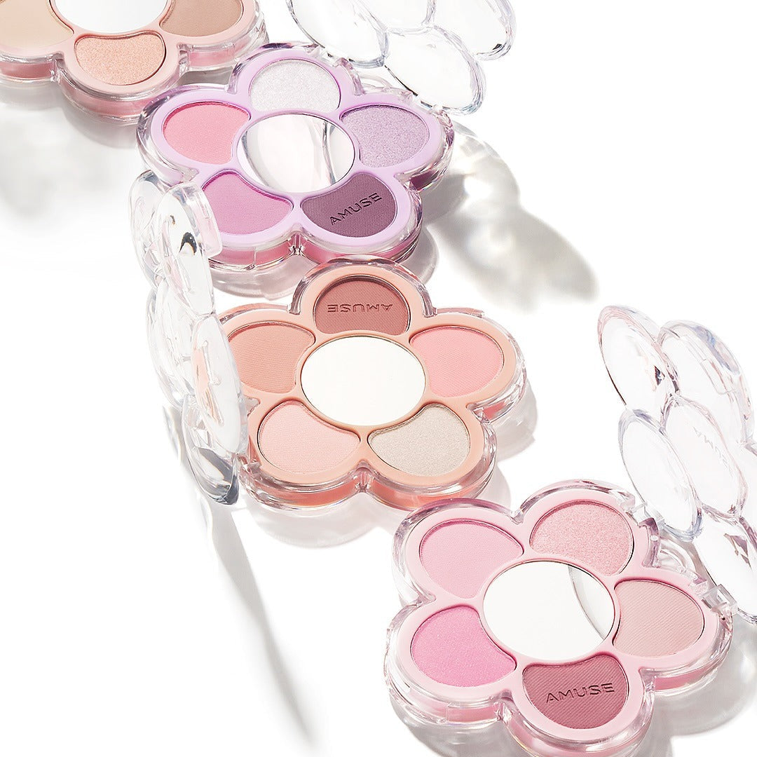 AMUSE Flora Eye Palette AMUSE : palette fards yeux en forme de fleurs, tons roses et nude, sur fond blanc.