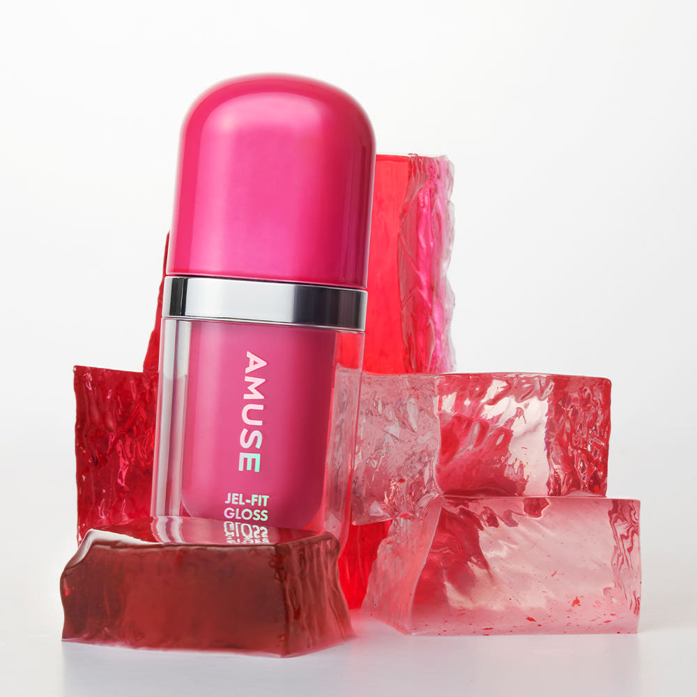 AMUSE Jel Fit Gloss, baume rose de la marque AMUSE sur socle rouge et transparent en studio, fond clair.