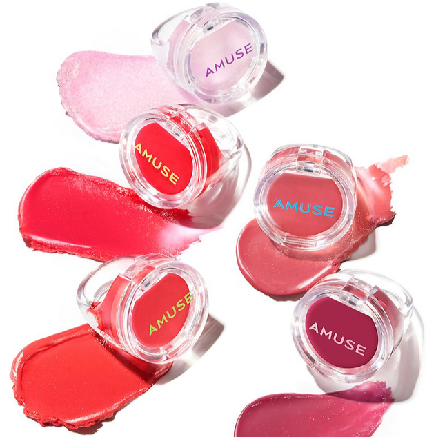 AMUSE Ring Lip Balm Jewelry : baumes lèvres AMUSE en capsules rosées et rouges, swatchs lumineux sur fond blanc.