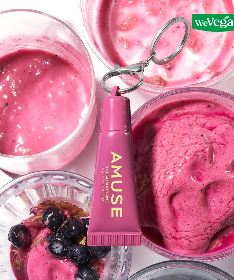 AMUSE TINT BALM KEYRING de la marque AMUSE, flacon rose sur fond maquillage, ambiance WeVegan, gros plan.