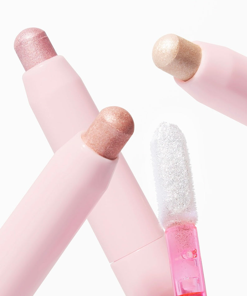 AMUSE Under Eye Volume Pencil de la marque AMUSE, maquillage yeux en gros plan sur fond clair, applicateur sous l’œil.
