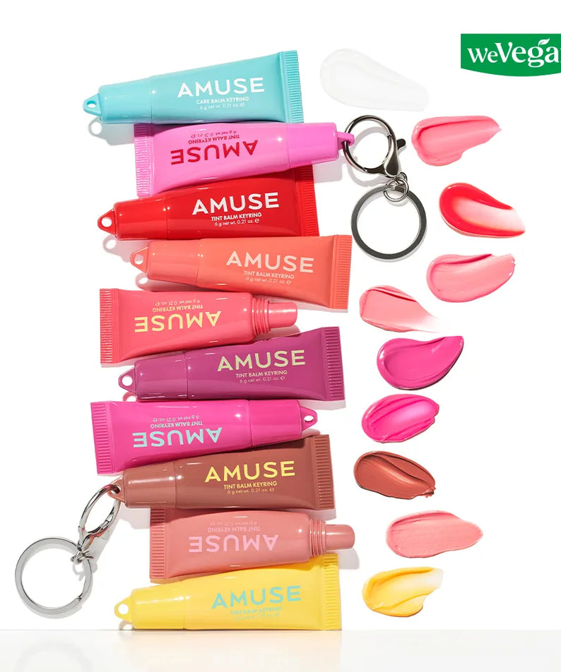 AMUSE TINT BALM KEYRING AMUSE : porte-clés avec tubes de baume teinté et swatches sur fond blanc, style WeVegan.
