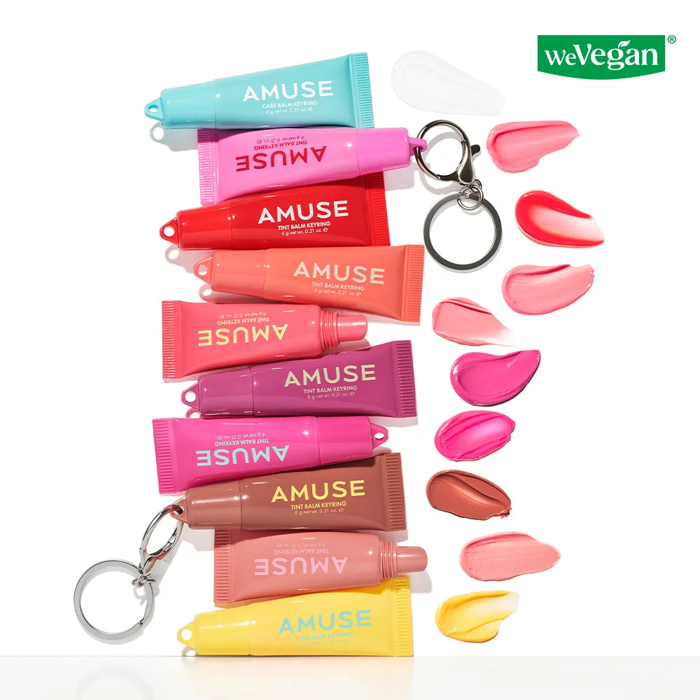 AMUSE TINT BALM KEYRING AMUSE : porte-clés avec tubes de baume teinté et swatches sur fond blanc, style WeVegan.