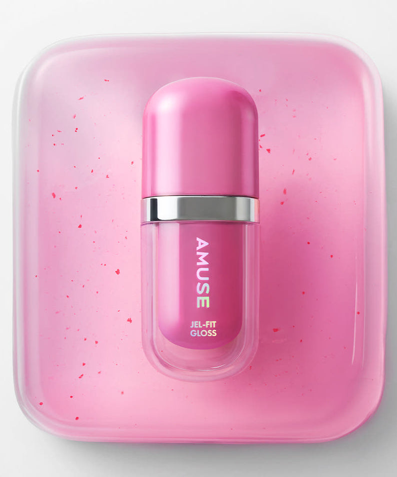 AMUSE Jel Fit Gloss, gloss à lèvres rose en flacon élégant sur fond rose, produit cosmétique tendance.