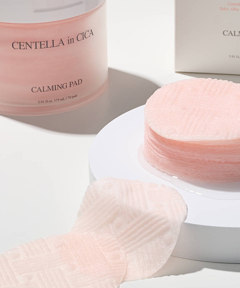 AND:AR Centellian in Cica Calming Pads 70 sheets sur fond blanc, serviettes en cica, pots de la marque en vue produit.