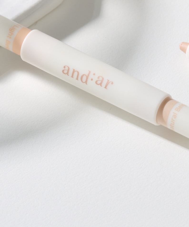 Crayon concealer double fonction AND:AR Soft Skinfit Dual Concealer Pencil pour une couvrance parfaite et naturelle.
