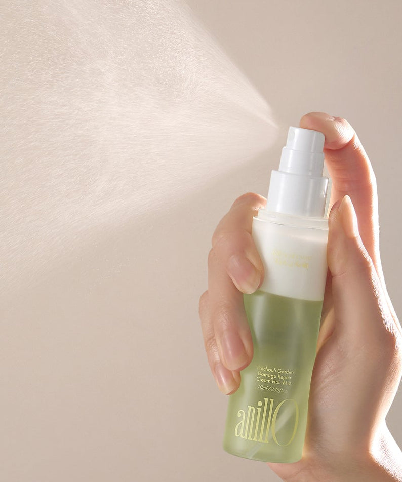 ANILLO Patchouli Garden Damage Repair Cream Hair Mist 70ml, main tenant le flacon, fond clair, soin capillaire.