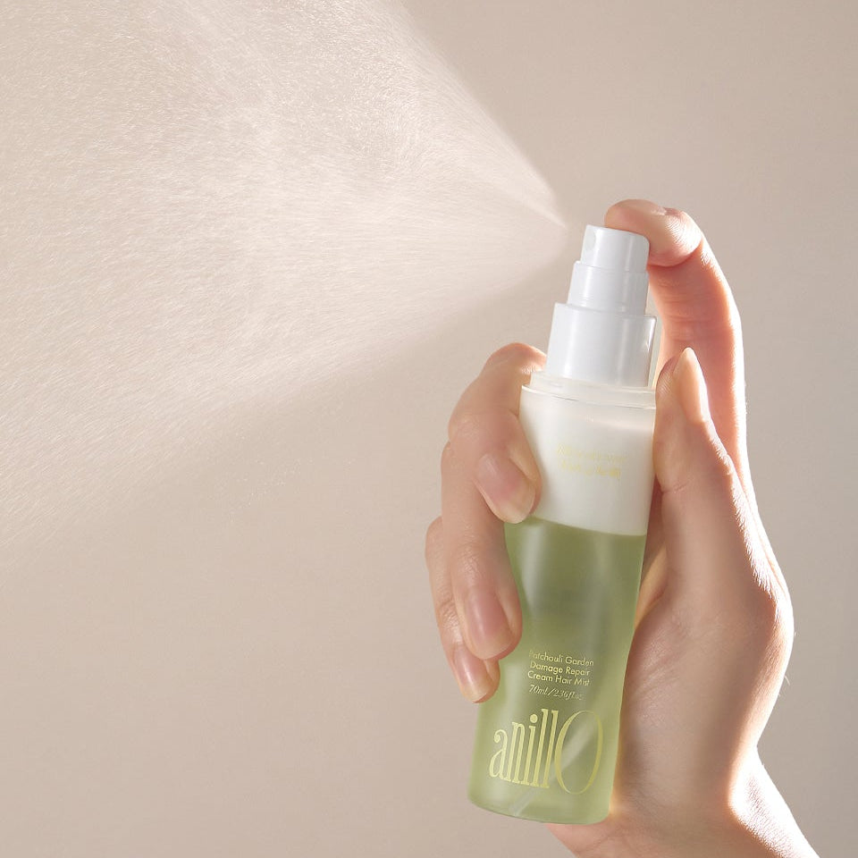 ANILLO Patchouli Garden Damage Repair Cream Hair Mist 70ml, main tenant le flacon, fond clair, soin capillaire.