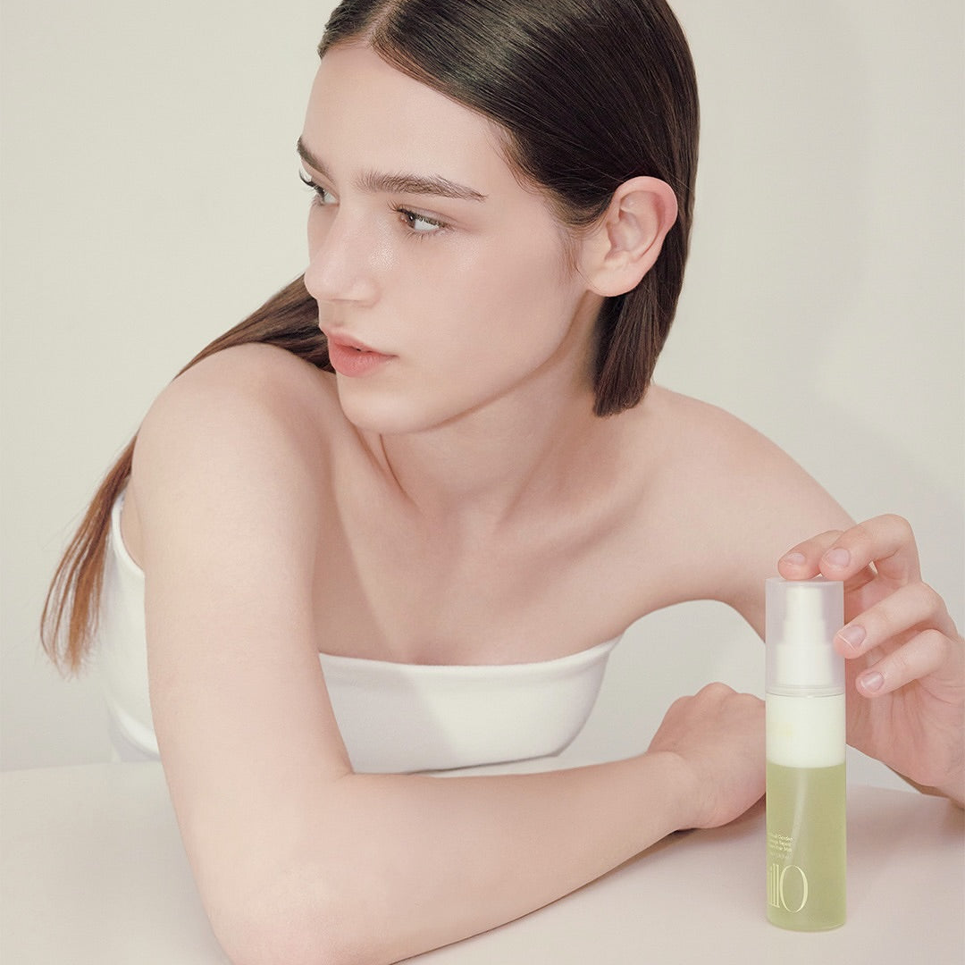 ANILLO Patchouli Garden Damage Repair Cream Hair Mist 70ml : femme appliquant le spray capillaire, flacon crème en studio