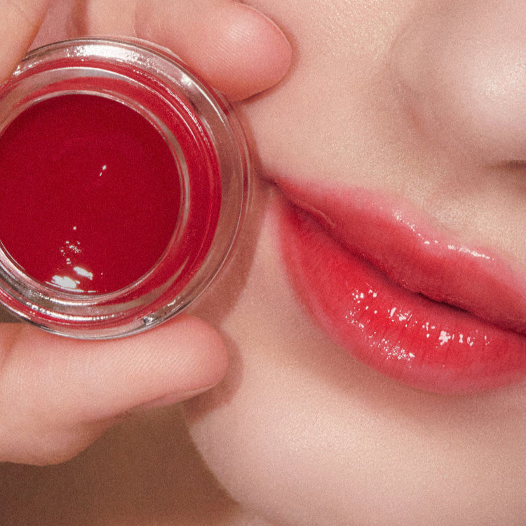 ANILLO Petal Glow Balm : baume à lèvres en pot, lèvres brillantes en gros plan, texture rose sur peau.
