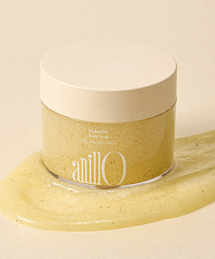 ANILLO Amber528 Body Scrub 170g de la marque ANILLO, pot crème ambre sur fond beige avec texture exfoliante