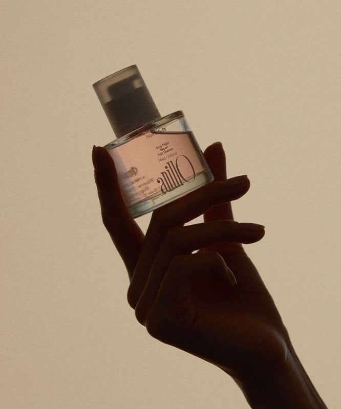 ANILLO Rosy Night Repair Hair Essence 50ml, flacon tenu par une main, fond beige, photo produit nocturne