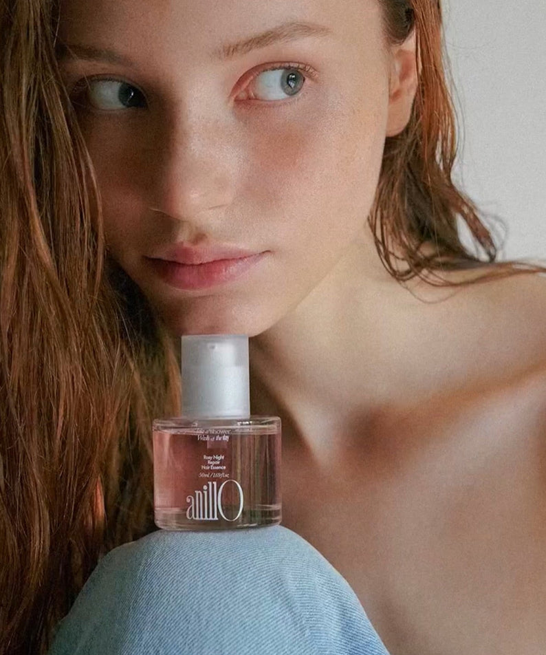 ANILLO Rosy Night Repair Hair Essence 50ml : flacon sur un jean, femme aux cheveux brillants, ambiance nuit douce