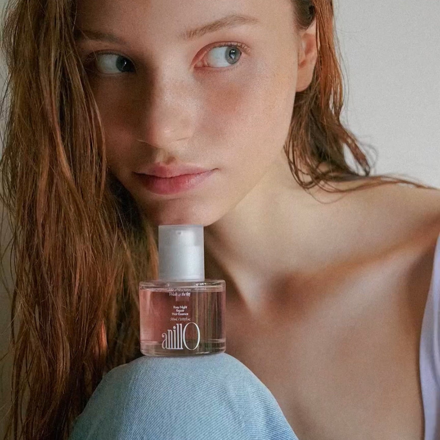 ANILLO Rosy Night Repair Hair Essence 50ml : flacon sur un jean, femme aux cheveux brillants, ambiance nuit douce