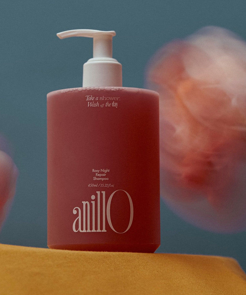 ANILLO Rosy Night Repair Shampoo 450ml, bouteille pompe sur fond bleu, ambiance salle de bain nocturne, marque ANILLO