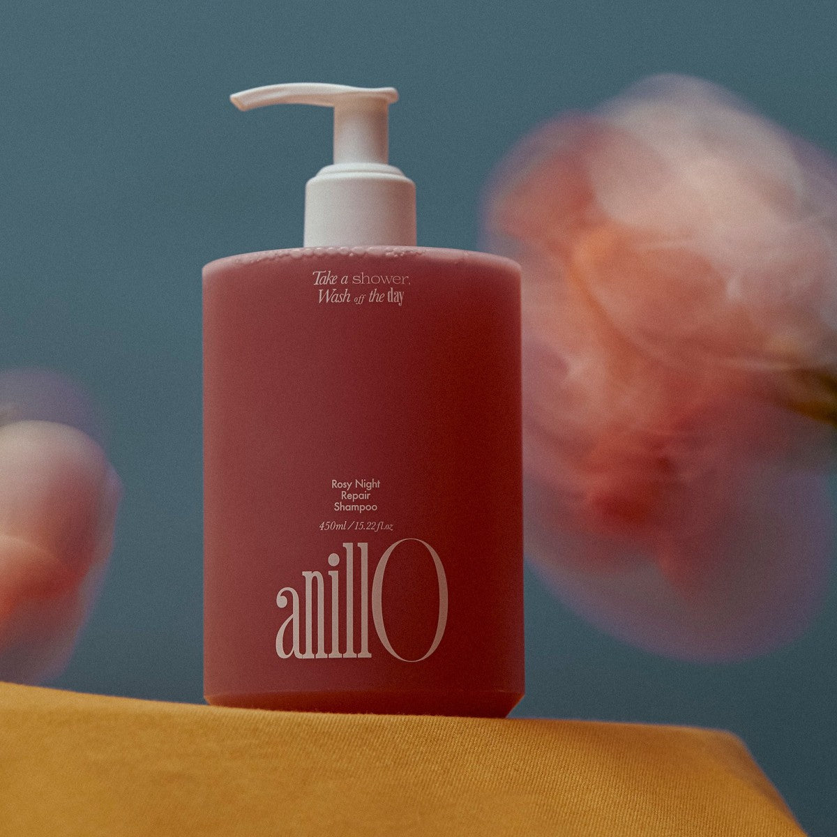 ANILLO Rosy Night Repair Shampoo 450ml, bouteille pompe sur fond bleu, ambiance salle de bain nocturne, marque ANILLO