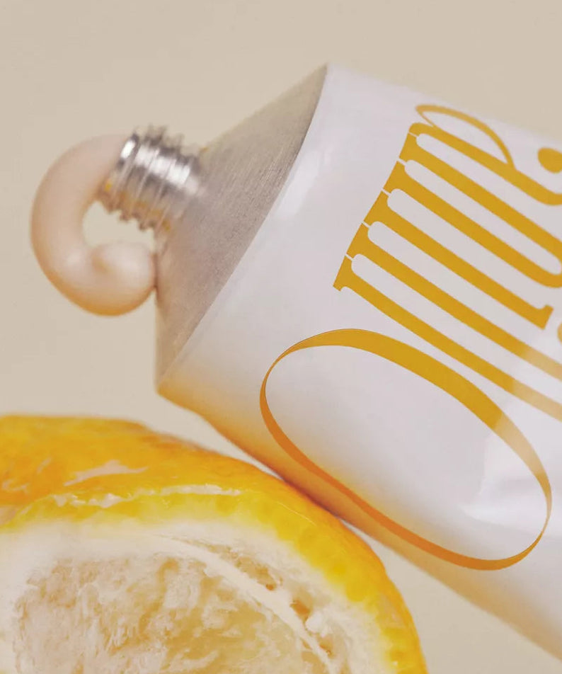 ANILLO Amber528 Scented Hand Cream 50ml, flacon crème sur fond beige avec ambiance agrumes et marque en gros plan
