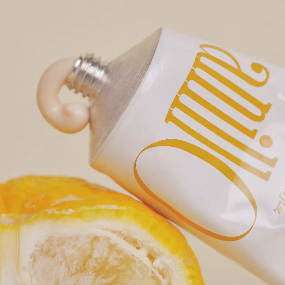 ANILLO Amber528 Scented Hand Cream 50ml, flacon crème sur fond beige avec ambiance agrumes et marque en gros plan