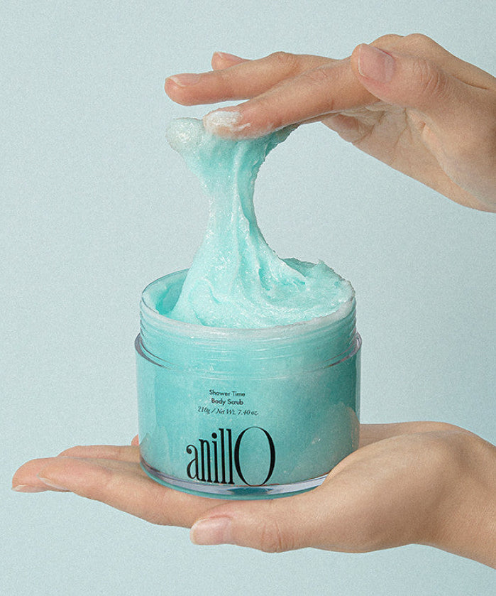 ANILLO Shower Time Body Scrub 210g : pot de gommage bleu en mains, texture sous la douche, marque ANILLO
