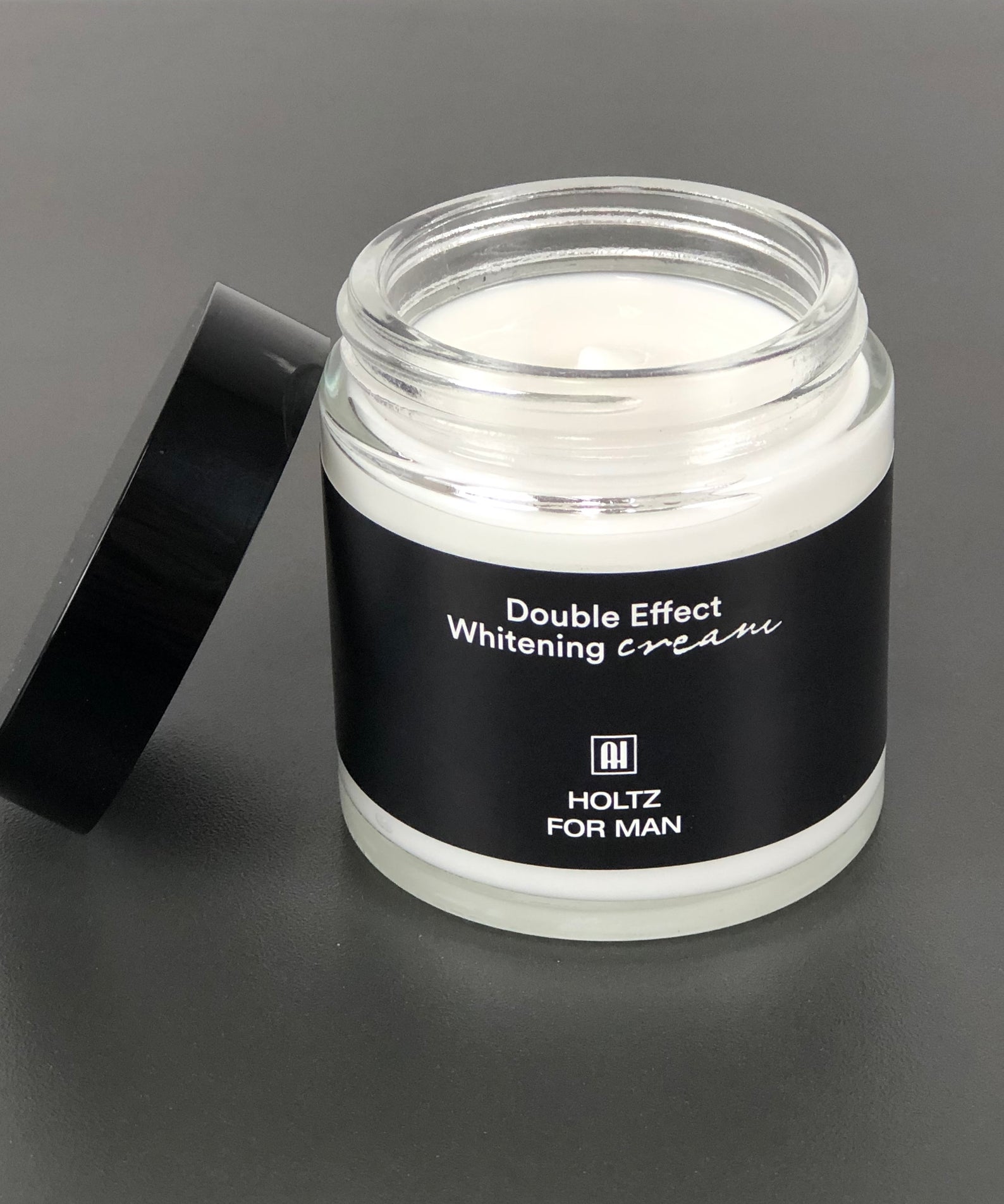 ANNA HOLTZ For Men Double Effect Whitening Cream 100ml, pot crème blanche sur fond gris, vue produit, marque en évidence.