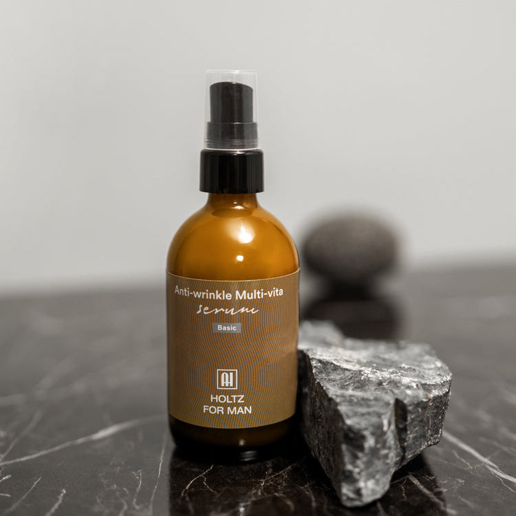 ANNA HOLTZ For Men Homme Men's Cosmetics Multivitamin Serum Essence 100ml sur marbre, flacon-pompe et pierres, studio