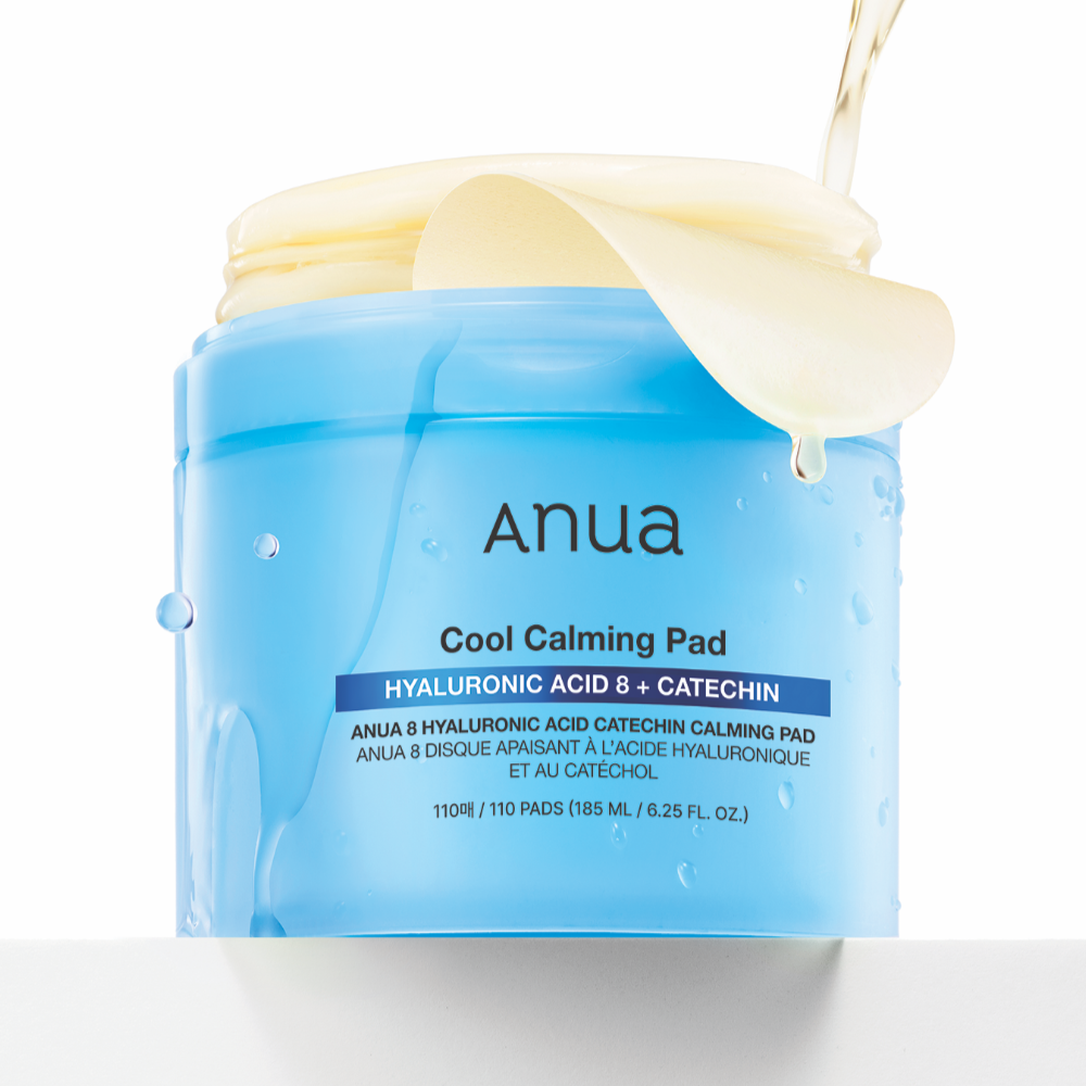ANUA 8 Hyaluronic Acid Catechin Calming Pads 110 Pads de la marque Anua, avec coton-pads illustrés sur fond bleu