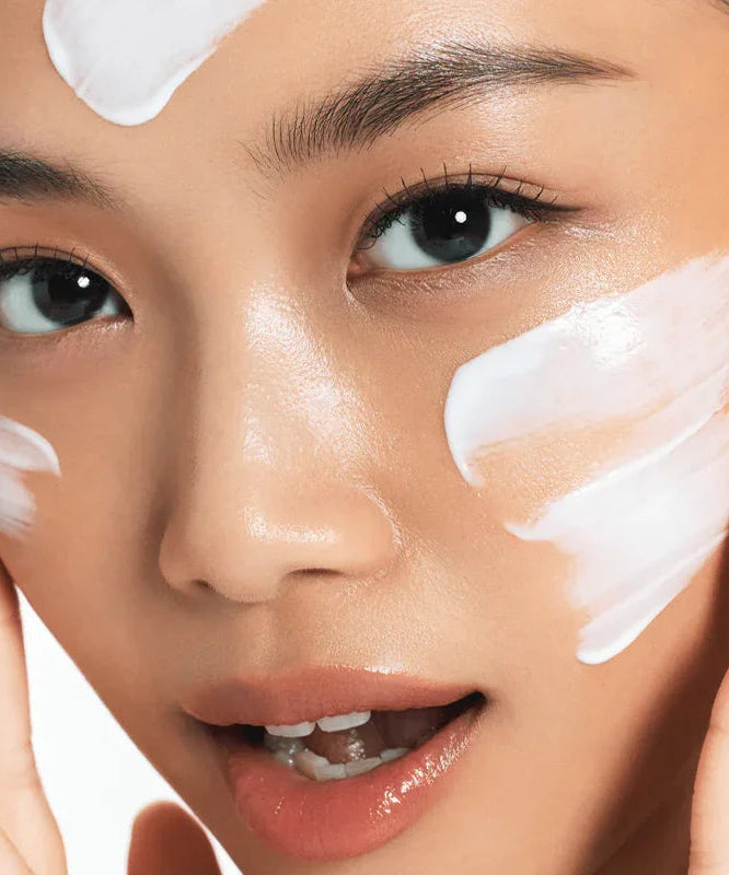 ANUA Daily Transparent Moisture Sunscreen 50ml : visage appliquant une crème hydratante transparente, marque ANUA, ambiance beauté.
