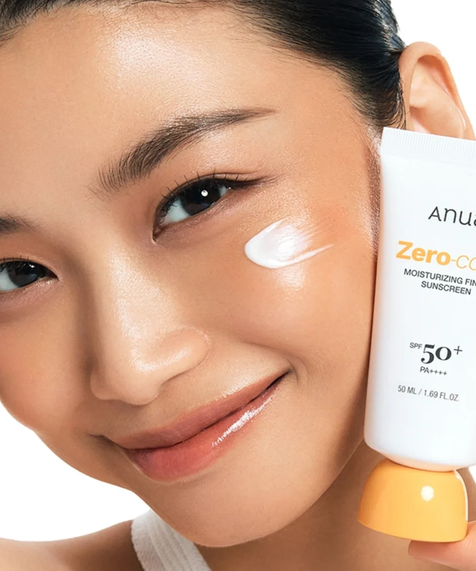 Décris l'image en français en mentionnant le produit, la marque et le contexte visuel : ANUA Daily Transparent Moisture Sunscreen 50ml