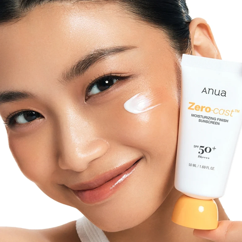 Décris l'image en français en mentionnant le produit, la marque et le contexte visuel : ANUA Daily Transparent Moisture Sunscreen 50ml