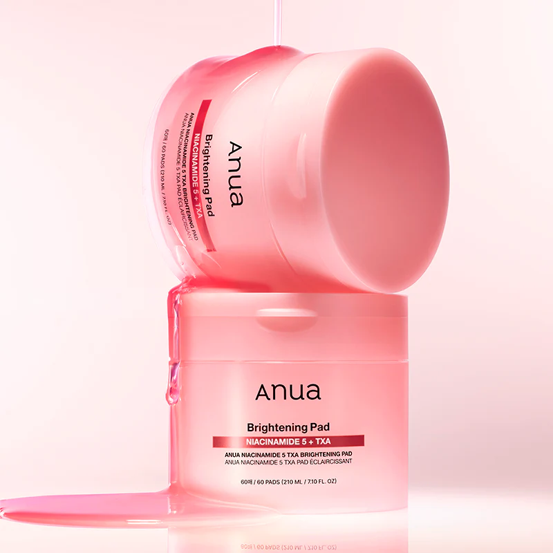 ANUA Niacinamide 5 TXA Brightening Pad 60 Pads d’ANUA sur fond rose, illustration visuelle des pads éclaircissants.