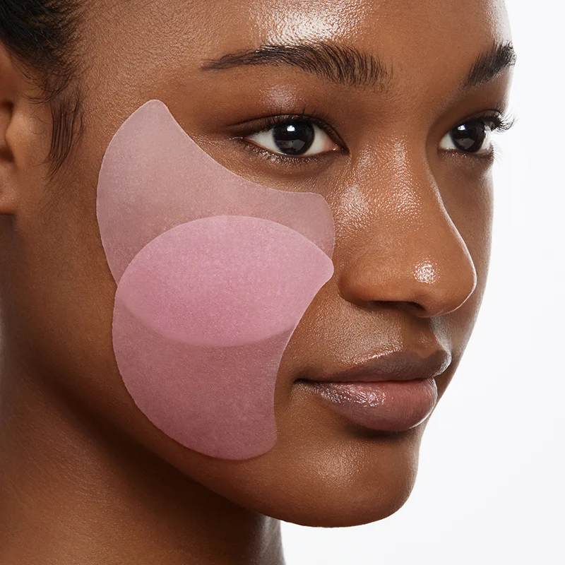 ANUA Niacinamide 5 TXA Brightening Pad 60 Pads : femme avec patchs rosés sur le visage, marque ANUA, soin éclat.