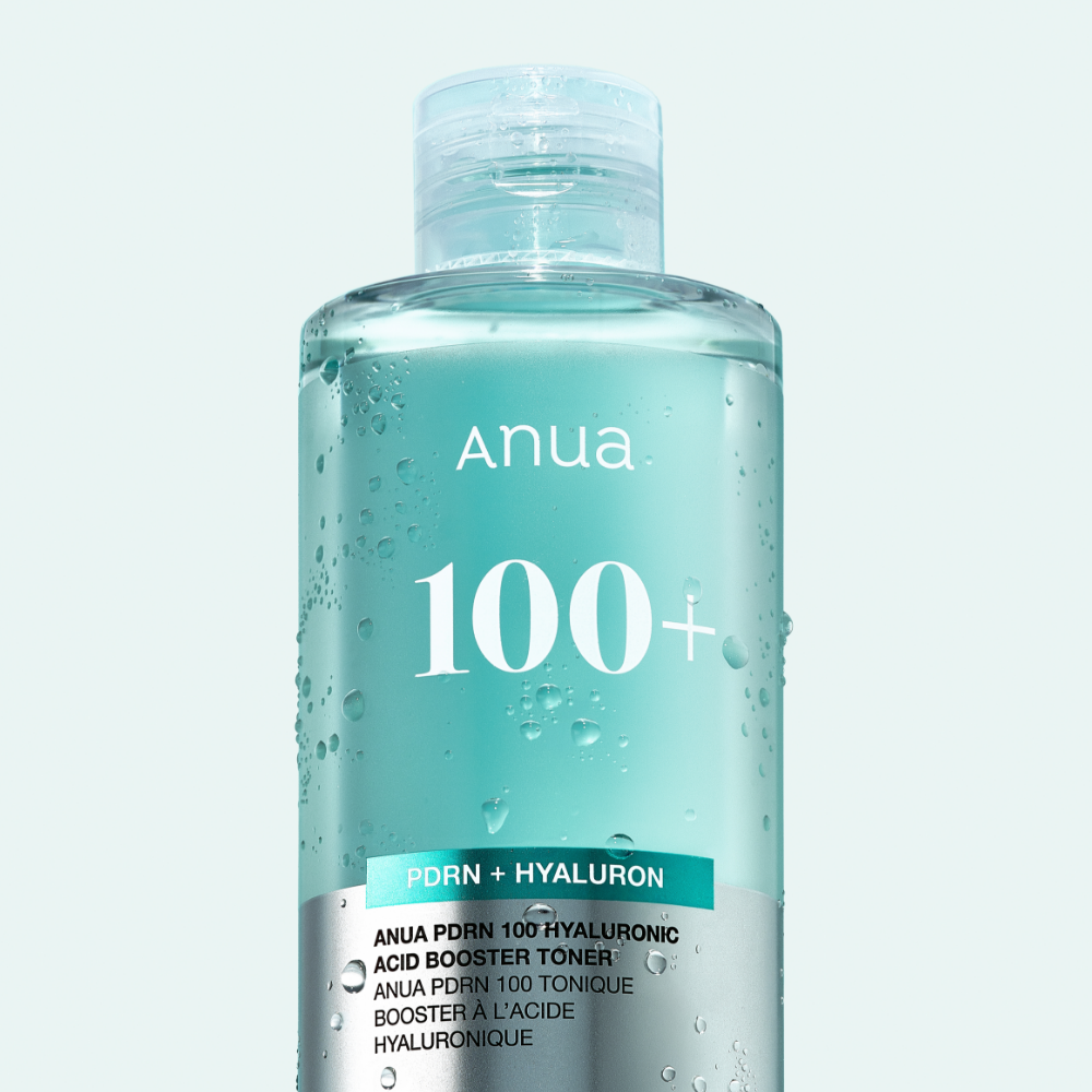 ANUA PDRN 100 Hyaluronic Acid Booster Toner 250ml, bouteille hydratante avec gouttes d’eau, fond clair, visuel produit