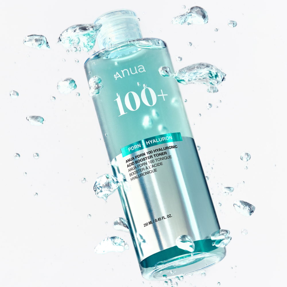 ANUA PDRN 100 Hyaluronic Acid Booster Toner 250ml, flacon ANUA dans un contexte d’eau et d’éclaboussures, fond clair