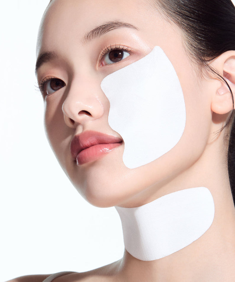 ANUA PDRN Collagen Melting Patch for Glass Skin 4ea : femme avec patchs blanc visage, peau lumineuse sur fond clair.