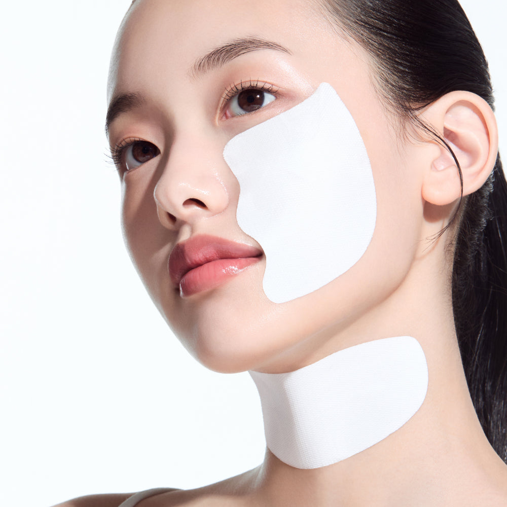 ANUA PDRN Collagen Melting Patch for Glass Skin 4ea : femme avec patchs blanc visage, peau lumineuse sur fond clair.
