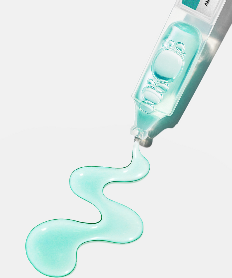 Sérum ANUA PDRN Hyaluronic Acid Capsule 100 transparent versé en gouttes fluides sur fond blanc.