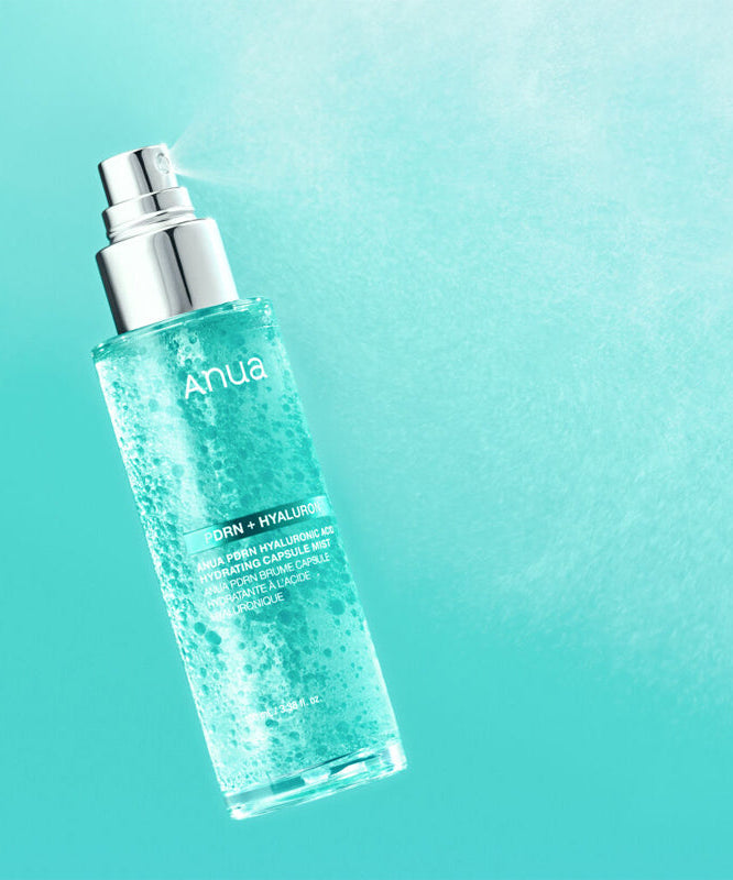 ANUA PDRN Hyaluronic Acid Moisture Capsule Mist 100ml, brume hydratante Anua sur fond bleu ciel, bouteille flacon maquillé