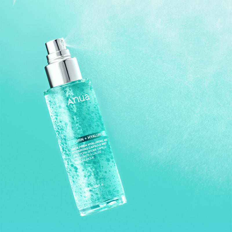 ANUA PDRN Hyaluronic Acid Moisture Capsule Mist 100ml, brume hydratante Anua sur fond bleu ciel, bouteille flacon maquillé