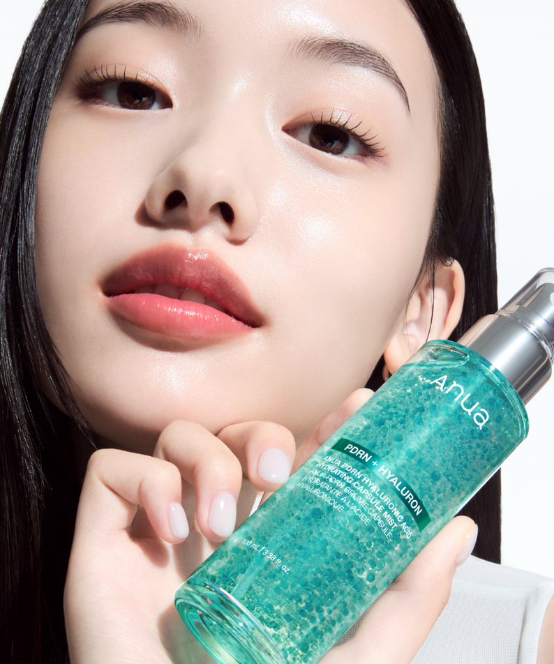 ANUA PDRN Hyaluronic Acid Moisture Capsule Mist 100ml, brume visage, photo beauté sur peau éclatante, flacon vert ANUA