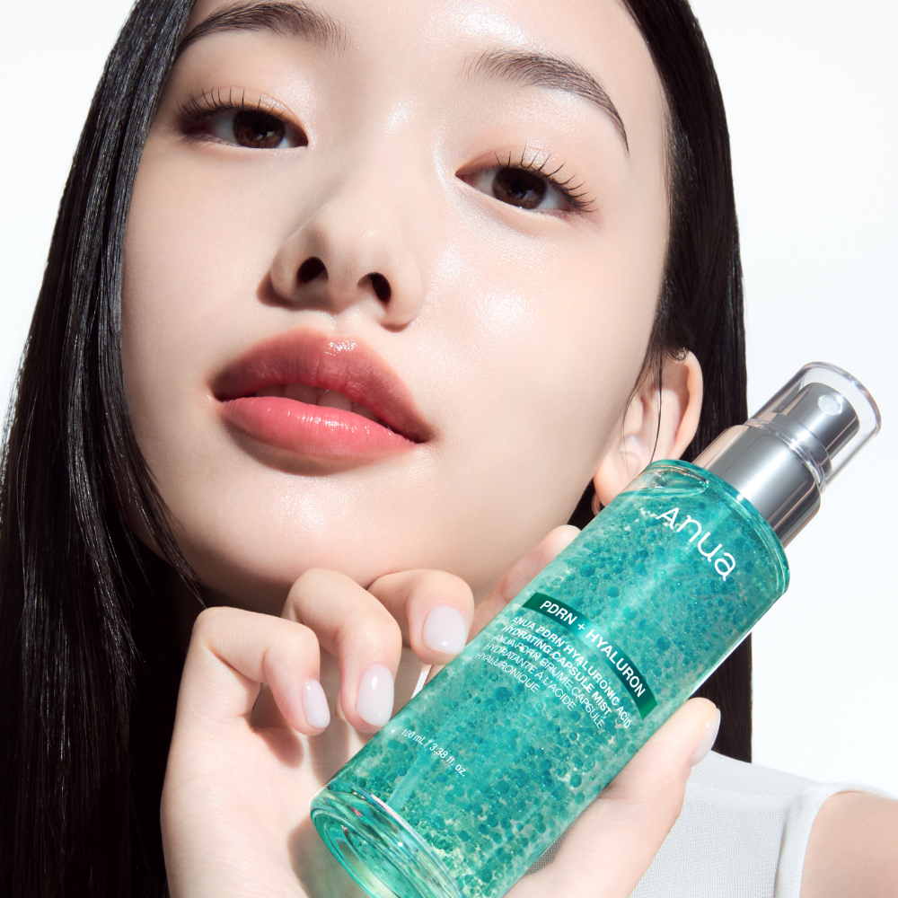 ANUA PDRN Hyaluronic Acid Moisture Capsule Mist 100ml, brume visage, photo beauté sur peau éclatante, flacon vert ANUA
