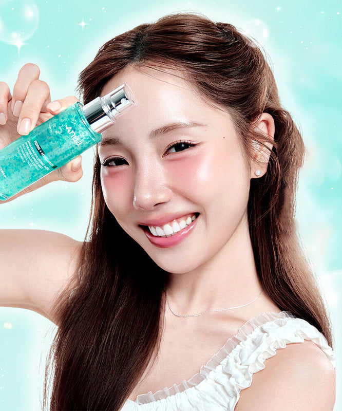 Décris l'image en français: ANUA PDRN Hyaluronic Acid Moisture Capsule Mist 100ml, femme souriante, brume hydratante turquoise.